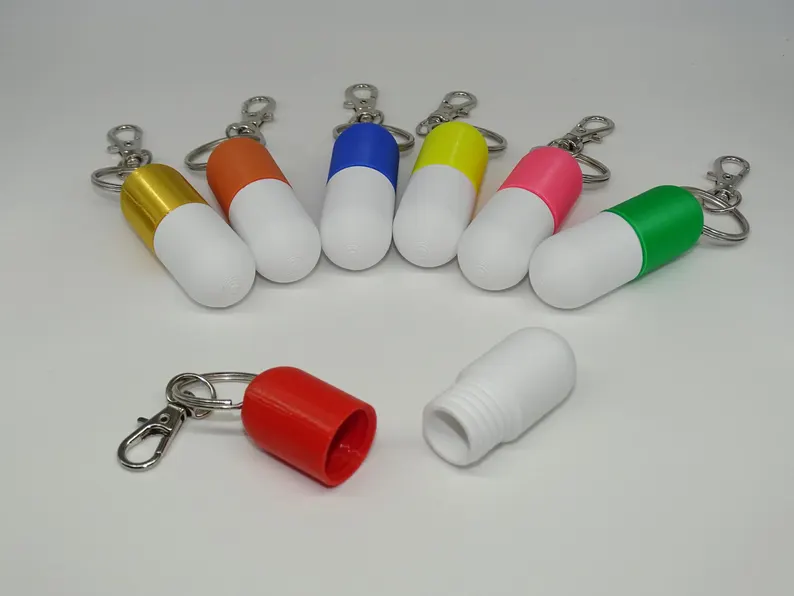 Pill Capsule Sleutelhanger – Medicatie Houder (Compact & Veilig)