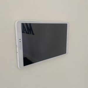 Invisible Tablet Wall Mount aan de muur